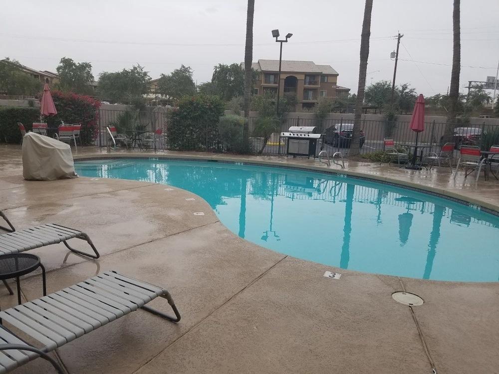 טמפה Infinity Inn & Suites מראה חיצוני תמונה