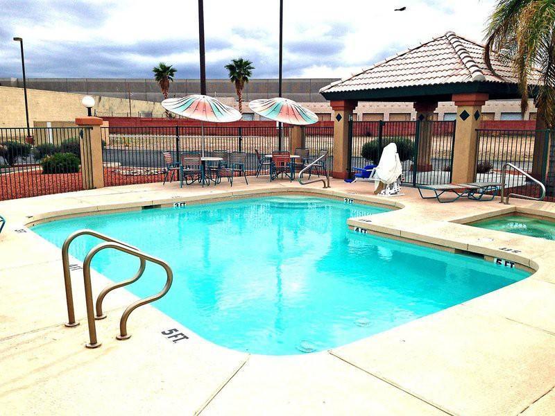 טמפה Infinity Inn & Suites מראה חיצוני תמונה