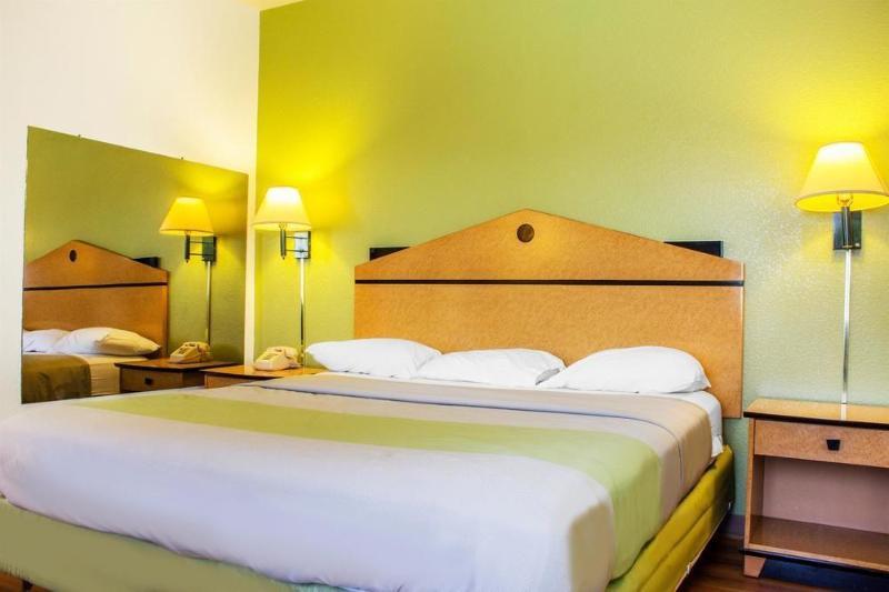 טמפה Infinity Inn & Suites מראה חיצוני תמונה