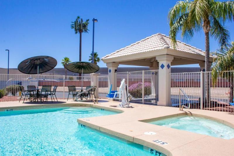 טמפה Infinity Inn & Suites מראה חיצוני תמונה