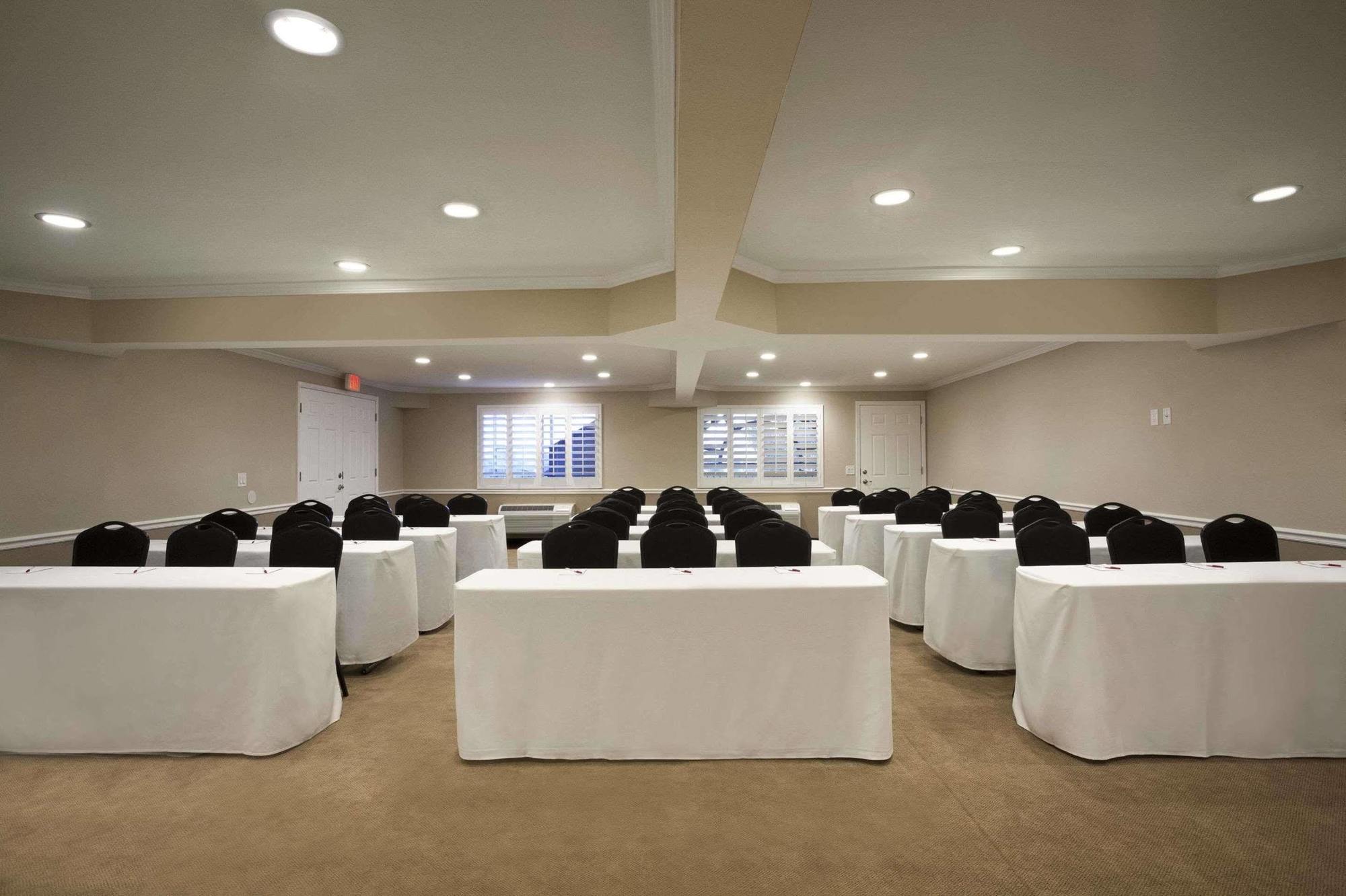 טמפה Infinity Inn & Suites מראה חיצוני תמונה