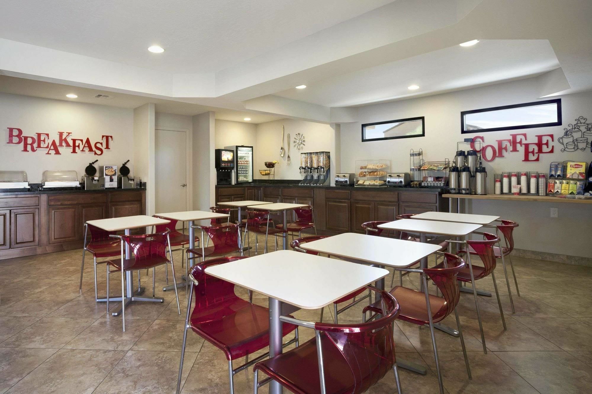 טמפה Infinity Inn & Suites מראה חיצוני תמונה